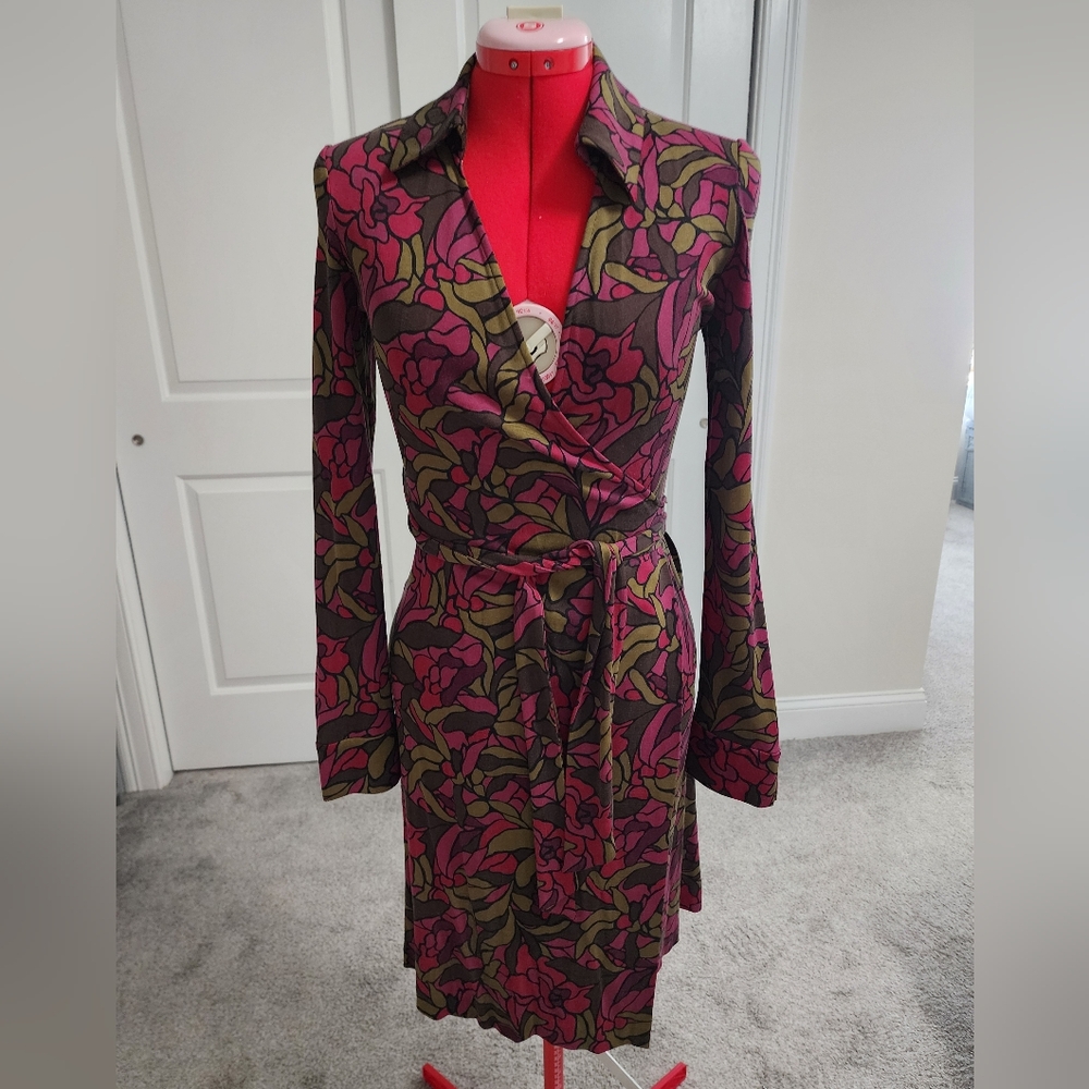 Diane Von Furstenberg silk size 4 floral rose wrap dress